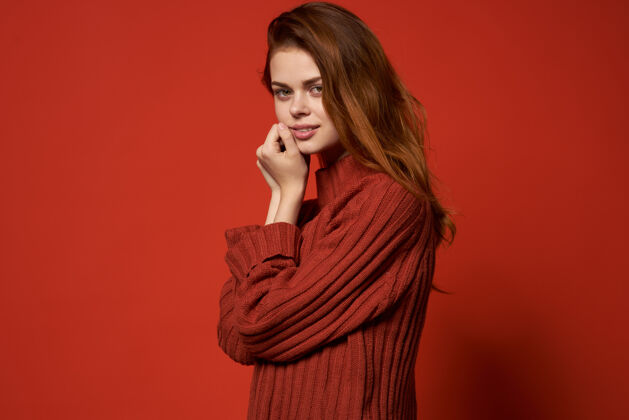 年轻开朗的女人红毛衣好看时尚的服装工作室生活方式美女护理身体