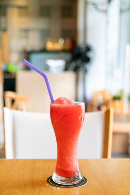 水果咖啡馆西瓜混合冰沙杯新鲜多汁饮料