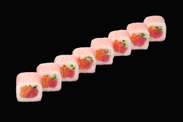 大米寿司卷配三文鱼 金枪鱼 黄瓜 黄豆纸 乌纳吉酱 黑色寿司卷晚餐