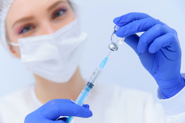 药品医生给注射器灌药 特写疫苗接种还有免疫接种设备持有注射