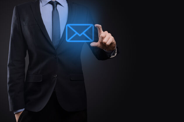 连接商人手持电子邮件图标 通过时事通讯电子邮件与我们联系 并保护您的个人信息免受垃圾邮件邮件.客户服务呼叫中心联系我们的概念服务符号在线