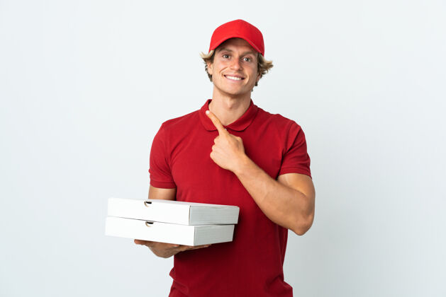 金发披萨送货员在孤立的白色背景上指着侧面展示产品男性食物美国