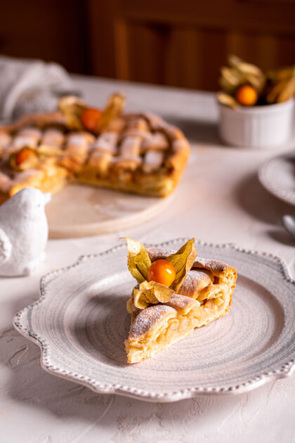 甜食自制的苹果派 盘子里放着菲萨利斯Cusine自制甜点