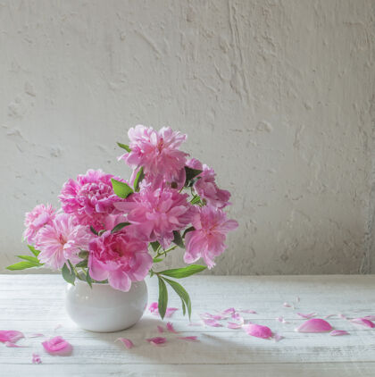 垃圾粉红色的牡丹花在古老的白墙上浪漫乡村新鲜