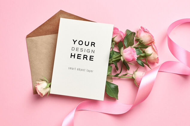 婚礼贺卡模型与信封和玫瑰花粉红色的背景模型情人节丝带