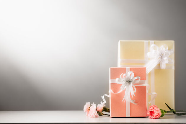 礼物甜美的礼盒和康乃馨花 色调柔和问候花瓣婚礼