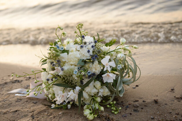 优雅海滩上的婚礼花束特写蜜月颜色束