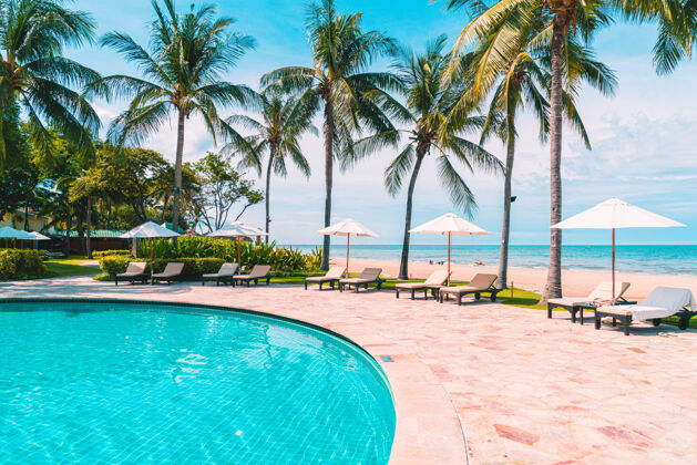 景观美丽的热带海滩和大海 酒店度假区游泳池周围配有雨伞和椅子 适合旅行和度假海洋海滩度假