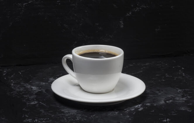 热一杯咖啡的极简概念 在黑色的抽象背景上元素方式咖啡
