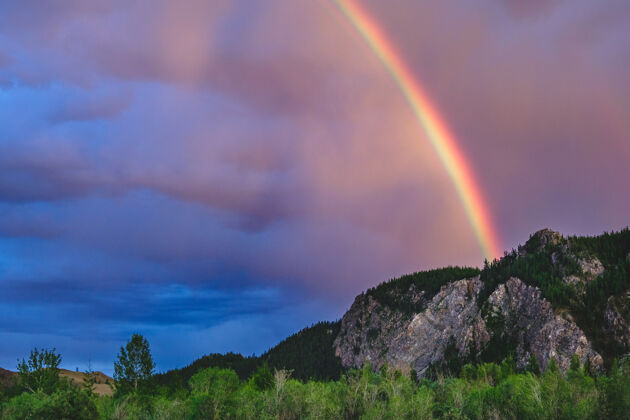 俄罗斯在俄罗斯阿尔泰共和国库雷草原的山脉上 一道令人印象深刻的彩虹岩石风景彩虹