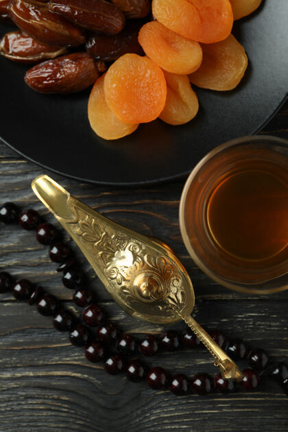 茶斋月的概念与食物和配件的木桌上穆巴拉克卡里姆灯