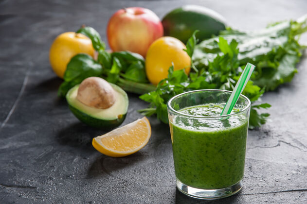 生的来自新鲜水果和蔬菜的绿色冰沙 健康食品背景 精选焦点果汁木材水果