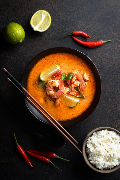 菜汤姆山贡麻辣泰国汤虾在一个黑色的碗在一个黑暗的背景 顶视图虾亚洲菜汤姆山功