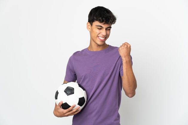 成功年轻人在孤立的白色背景下用足球庆祝胜利男人玩男性