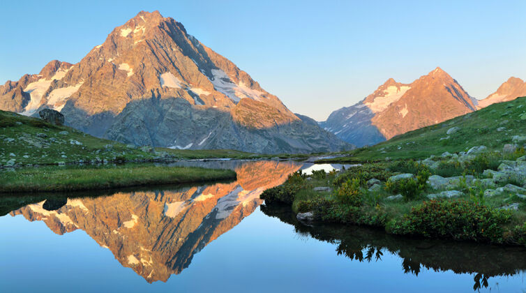 雪湖光山色倒映在高加索山脉的晨光中纯净野风景