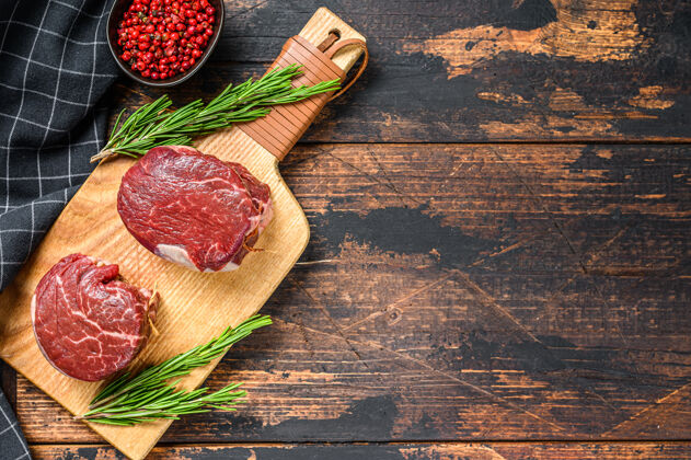 食品生的 新鲜的 大理石花纹的肉排 肉片 肉片板深色木制的背景.top查看.复制空间牛肉配料里脊