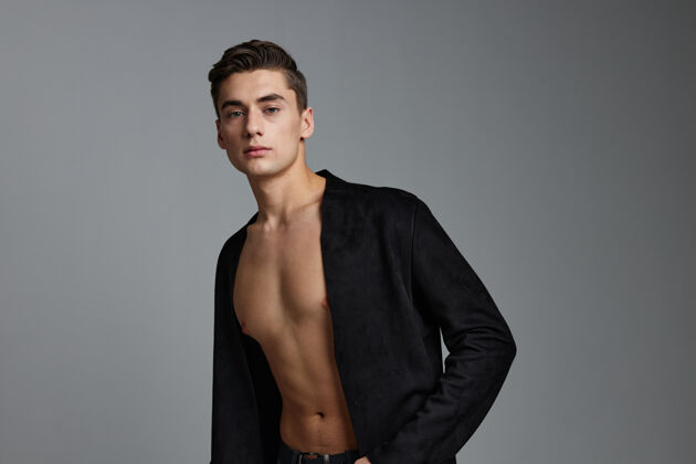 性感穿黑色夹克的男人裸体摆出迷人的姿势胸部自信深色