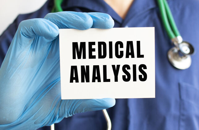 专业医生拿着一张写着医学文字的卡片医学分析概念人药剂师分析