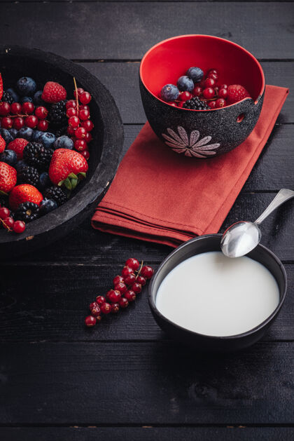 抗氧化剂健康的早餐吃新鲜的生浆果和水果草莓浆果饮食