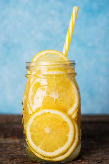 苏打水自制的柠檬排毒水在玻璃罐里 特写饮料薄荷果汁