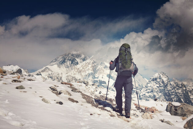 下雪了喜马拉雅山徒步旅行者尼泊尔山区!雪 旅游 人 自然 运动 山 健身 景观 云 人 岩石 冒险 健康 寒冷 户外 散步 背包 景观 徒步旅行 顶部 私人教练 山顶 设备 徒步旅行 小径 登山者 徒步旅行者 娱乐 喜马拉雅山 流浪者 喜马拉雅山