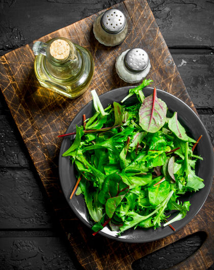 素食健康的芝麻菜沙拉一碗沙拉生的盘子蔬菜