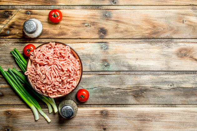 小牛肉生的碎牛肉放在一个碗里 里面有西红柿和葱新鲜脂肪肉类