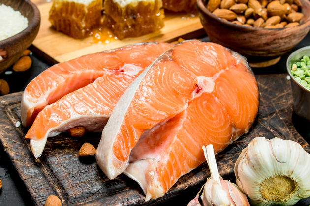 鱼健康的食物.鲑鱼加蜂蜜和有机食物的牛排选择平衡饮食
