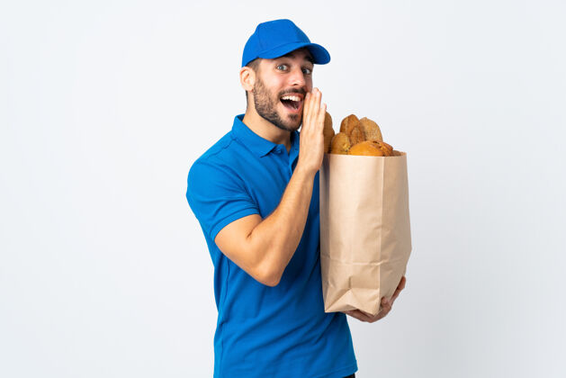 面包送货员手里拿着一袋面包 隔着白色的背景低声说着什么制服厨房成人