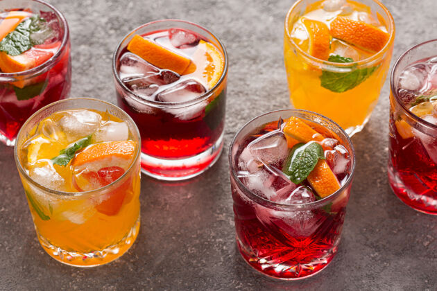 饮料夏季水果饮料和冰水 顶视图黄瓜酸橙玻璃