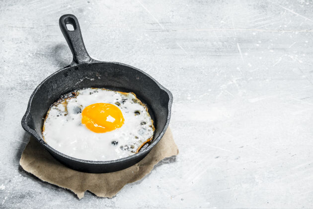 平底锅在煎锅里煎鸡蛋饮食热黄色
