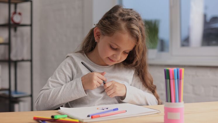 室内小女孩用毛笔在白纸上画画相册.播放独自一人 在家里进行创造性的艺术活动色彩艺术童年