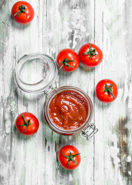 番茄酱玻璃罐里的番茄酱营养香料美味