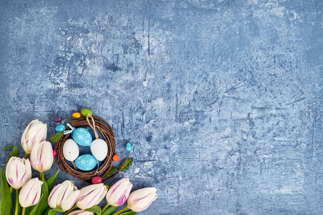 郁金香复活节花环 白色郁金香和蓝色装饰复活节彩蛋墙.顶查看 复制空间树枝复活节快乐鲜花