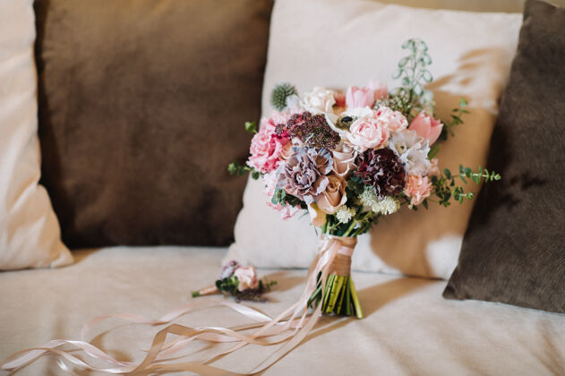 床玫瑰和玫瑰的婚礼花束花束婚礼上的装饰植物白色浪漫