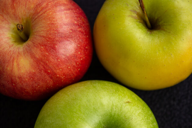 大三个苹果 一个是绿色的 两个是红色和黄色的生自然苹果