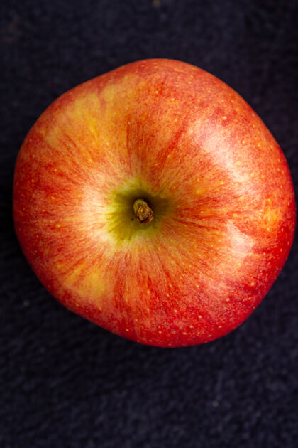 工艺三个苹果 一个是绿色的 两个是红色和黄色的甜点季节水果