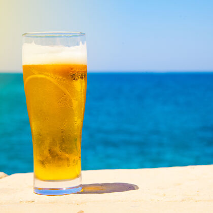 生活夏日海边一杯啤酒的方形照片泡泡冰霜马克杯