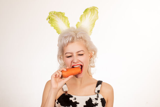 情绪复活节快乐 复活节有趣戴杨复活节戴兔子耳朵的女人一天很惊讶兔子女人吃胡萝卜有趣人笑