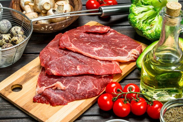食品健康的食品.生的有机食品搭配牛肉绿色配料餐桌