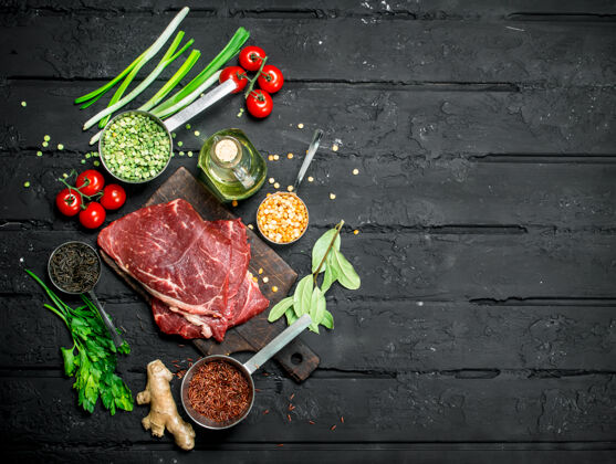 配料健康的食品.生的有机蔬菜和香料牛排营养烹饪肉类