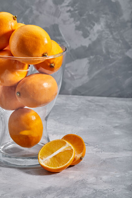 一半新鲜成熟的橙子在黑暗的石头背景侧视图与复制空间自然组水果