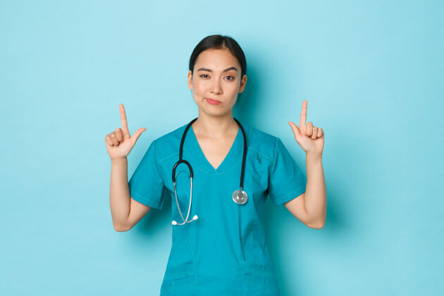 年轻年轻的亚洲女护士摆姿势女孩表情保健