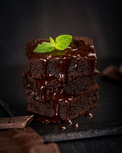 饮食一堆巧克力布朗尼放在木头表面 上面放着薄荷叶 自制面包和甜点可可糕点软