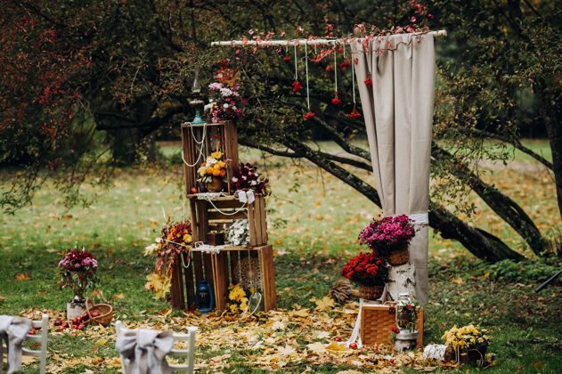 秋季装饰秋天的婚礼在绿色的街道上举行草坪装饰鲜花拱形的仪式月亮婚礼组织