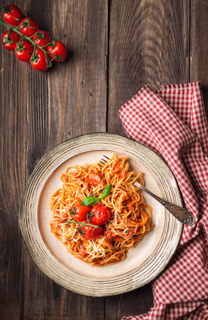 饮食意大利通心粉配番茄酱和烤西红柿樱桃木帕尔玛干酪木板意大利料理