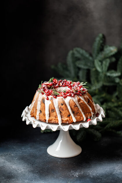 美食圣诞蛋糕配越橘和圣诞装饰品蛋糕美味美味