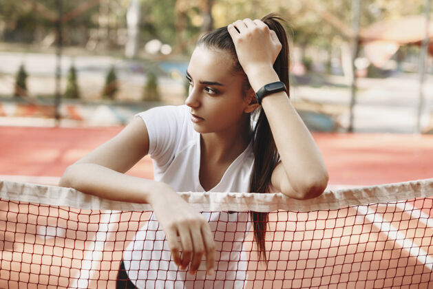 饮食迷人的年轻女子网球打完后休息护理衣服健康
