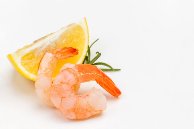 柠檬虾和柠檬楔在白色背景上迷迭香健康小吃