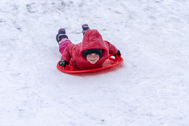 游戏一个小女孩在冬天骑雪橇幻灯片.winter假期雪橇霜冻冰冻